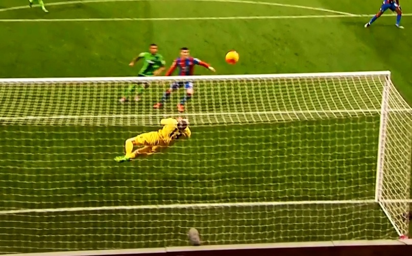 Top 5 pha cuu thua xuat sac o vong 16 Ngoai hang Anh hinh anh