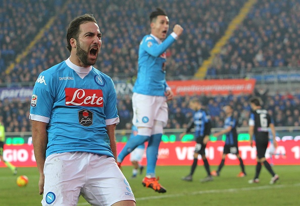 Higuain lap cu dup, Napoli ap sat Inter hinh anh