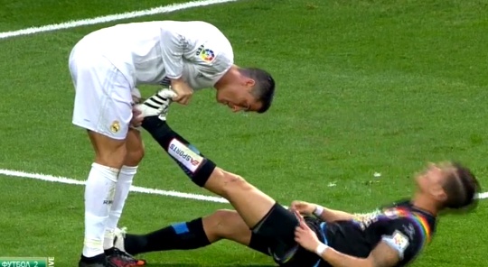 Hanh dong dep cua Ronaldo trong tran gap Rayo Vallecano hinh anh