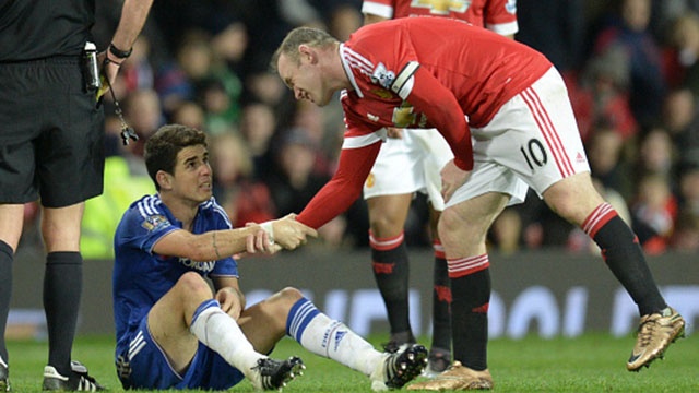 Pha vao bong nguy hiem cua Rooney voi Oscar hinh anh