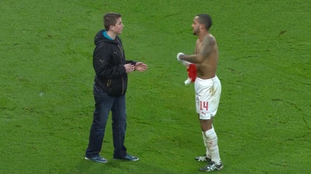 Walcott tang ao fan sau man an mung vui nhon hinh anh