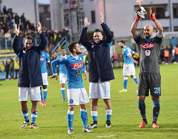 Napoli len ngoi dau sau chien thang 5-1 hinh anh