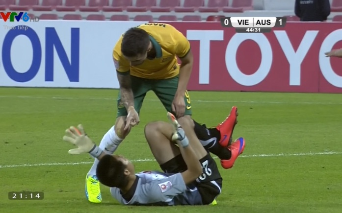 Nhung pha bong tho bao o tran U23 Viet Nam - Australia hinh anh