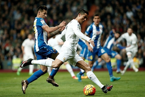 Pha di bong ghi ban dang cap cua Ronaldo hinh anh