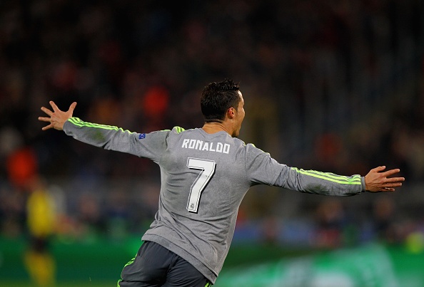 Pha xu ly va ghi ban dang cap cua Ronaldo hinh anh