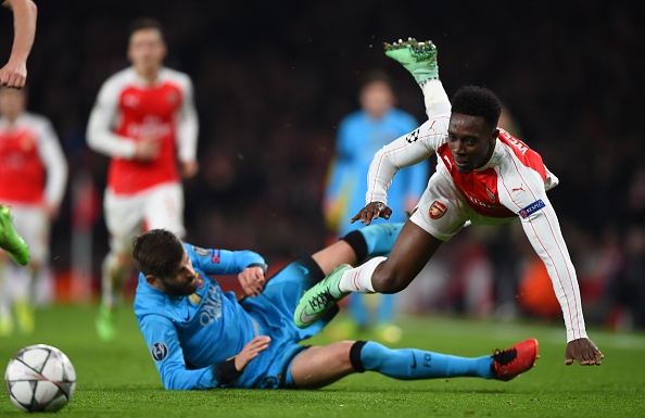 Pique bi nghi ngo tay the sau pha vao bong voi Welbeck hinh anh