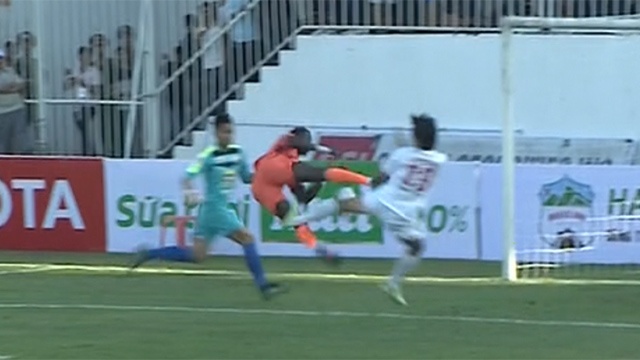 Tinh huong trung ve HAGL bi dap thang vao nguc hinh anh