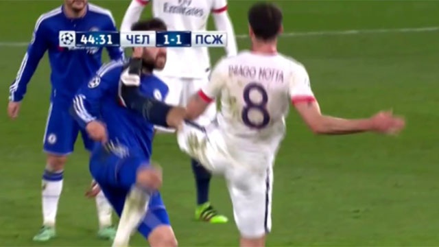 Tinh huong Motta dap vao nguc Fabregas hinh anh