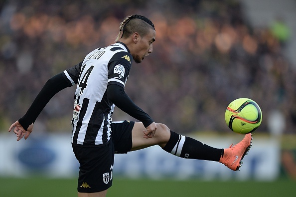 Cau thu goc Lao solo ghi ban tu giua san tai Ligue 1 hinh anh