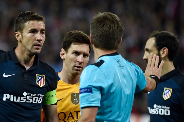 Tinh huong Barca khong duoc huong 11 m gay tranh cai hinh anh