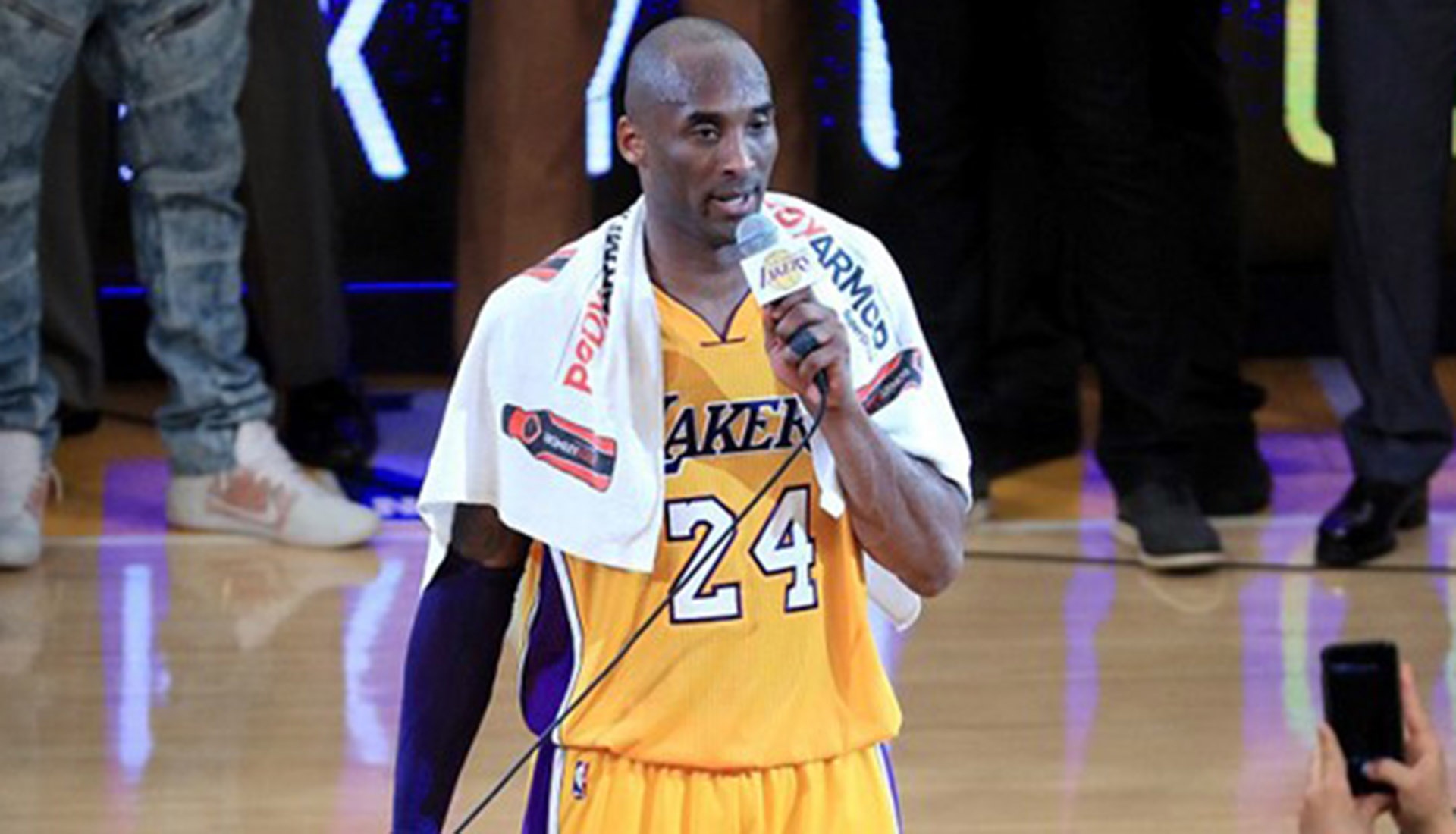 Kobe Bryant xuc dong noi loi chia tay khan gia hinh anh
