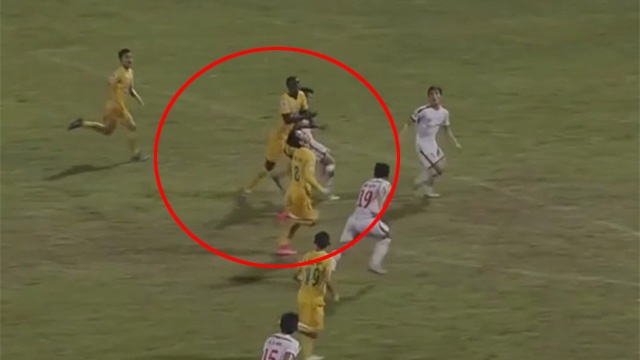 Tinh huong 11 m gay tranh cai tran Thanh Hoa vs SLNA hinh anh