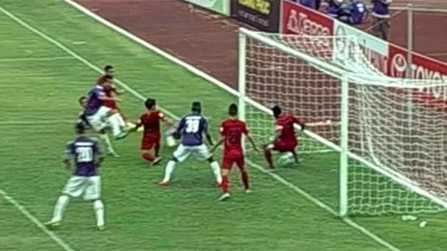 Pha bong qua vach voi tran Ha Noi T&T vs Hai Phong hinh anh