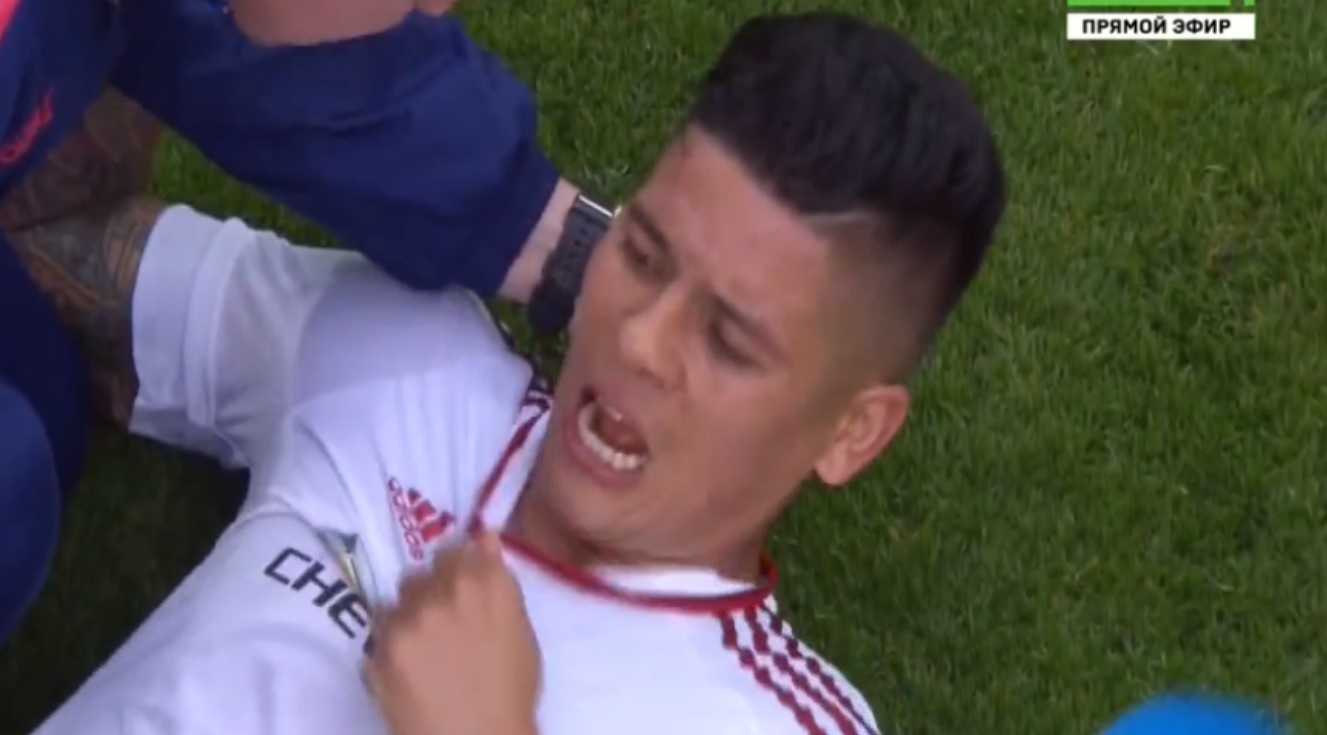 Pha vao bong nguy hiem khien Marcos Rojo roi san hinh anh