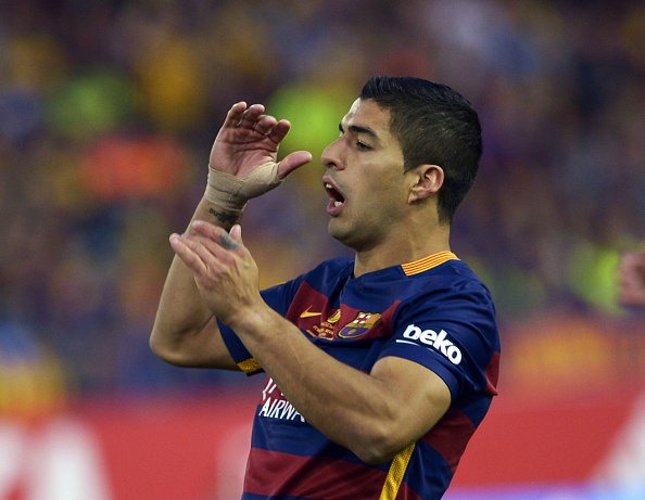Luis Suarez om mat khoc vi chan thuong hinh anh