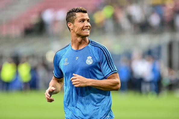 Ronaldo choi bong ngau hung truoc tran chung ket hinh anh