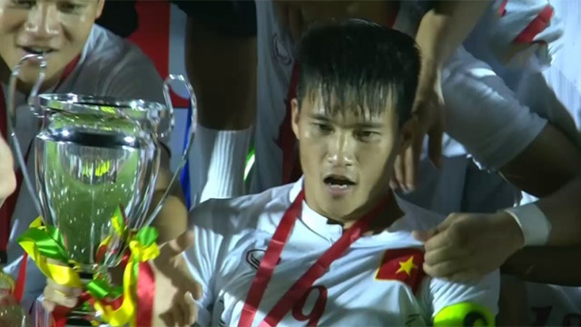 Khoanh khac nang cup tren nen nhac vo dich cua DT Viet Nam hinh anh