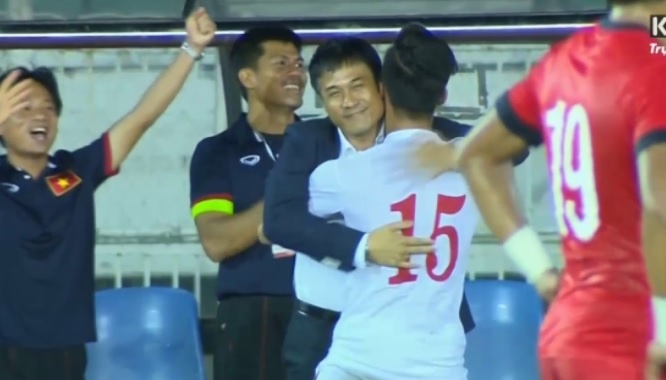 Ban thang cua Cong Vinh vao luoi Singapore hinh anh