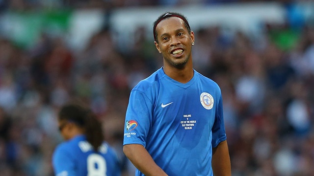 Video Ronaldinho xau kim 2 cau thu Anh lien tiep hinh anh