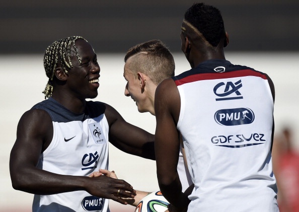 Sagna choi bong ky thuat cung Pogba tren san tap hinh anh