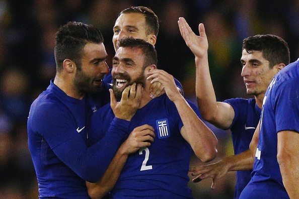 Ban thang tu khoang cach 60 m cua cau thu Hy Lap hinh anh