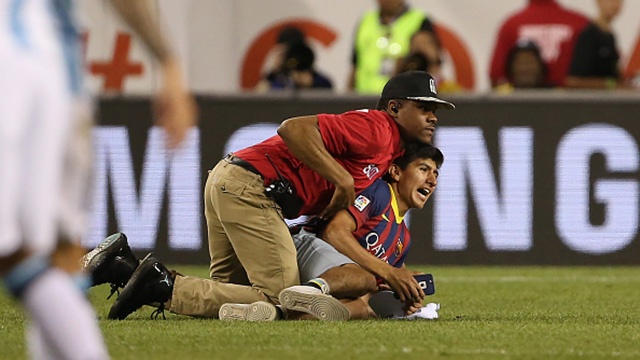 Fan cuong lao xuong san vi Messi hinh anh