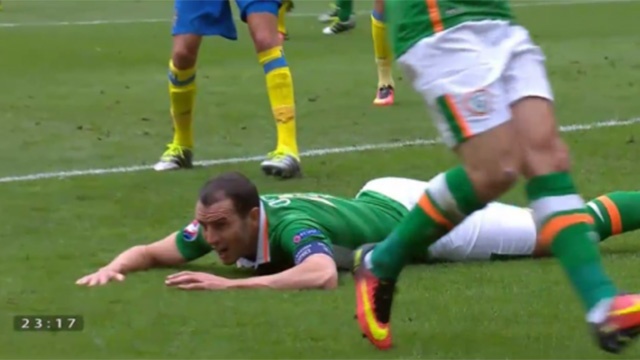 Pha bo lo kho tin cua John O'Shea hinh anh