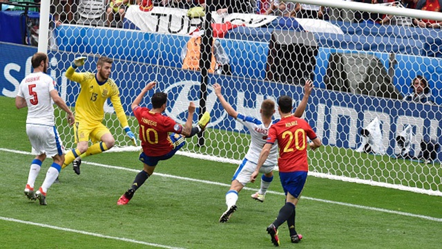 Pha cuu thua tren vach voi cua Fabregas hinh anh