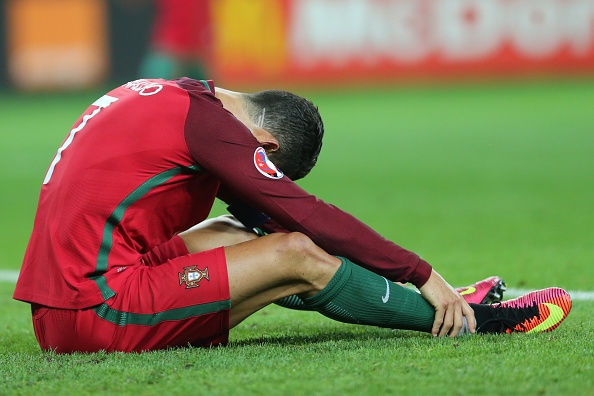 Video su bat luc cua Ronaldo truoc hang thu Iceland hinh anh