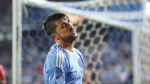 Tinh huong David Villa suyt ghi ban tu giua san hinh anh