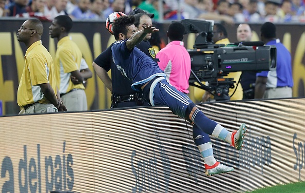 Lavezzi gap chan thuong sau khi va vao bien quang cao hinh anh