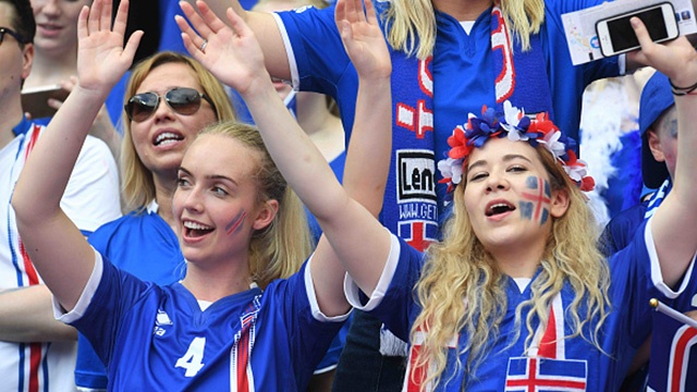 Binh luan vien Iceland gao khan co vi ban thang lich su hinh anh