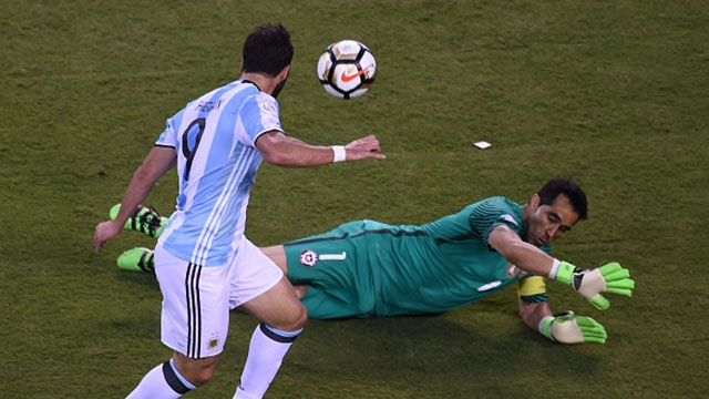 Pha sut bong hong an kho tin cua Higuain hinh anh