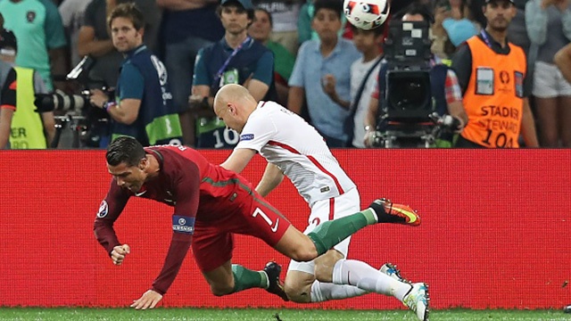 Tinh huong Ronaldo nga trong vong cam gay tranh cai hinh anh