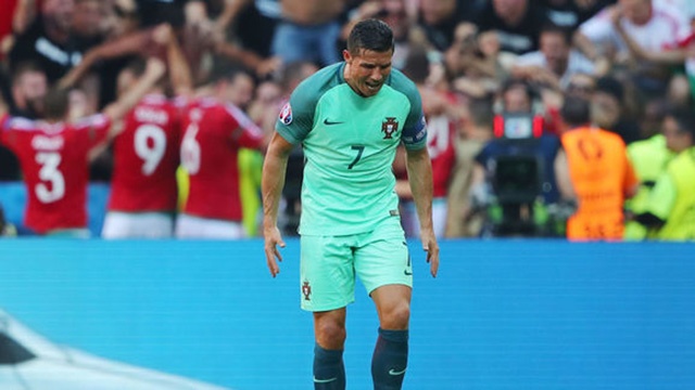 Video hai: 'Khi Ronaldo noi gian' hinh anh