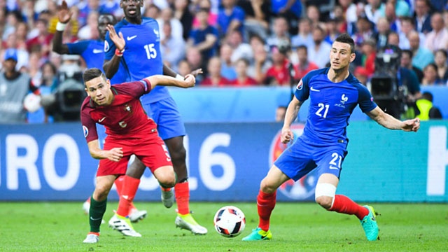 Tinh huong bong dap xa khung thanh tuyen Phap hinh anh