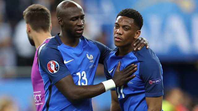 Cau thu Phap lang nguoi sau tieng coi ket thuc tran dau hinh anh