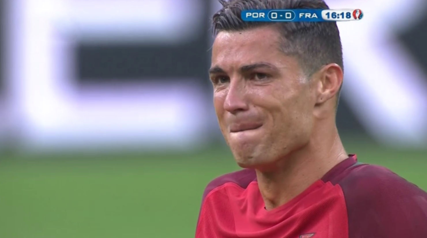 Ronaldo khoc khi buoc phai roi san vi chan thuong hinh anh