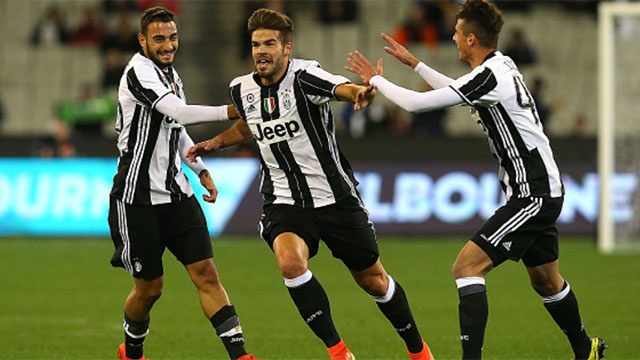 Pha ghi ban tu giua san cua cau thu Juventus hinh anh
