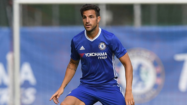 Tinh huong vao bong khien Fabregas nhan the do hinh anh