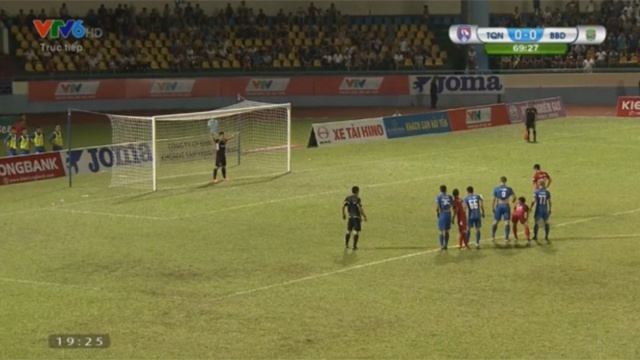 Cong Vinh sut hong penalty, Binh Duong bi loai hinh anh