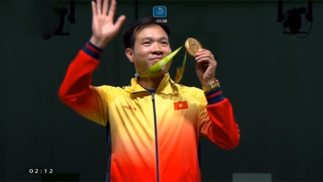 Khoanh khac nhan HCV Olympic lich su cua Hoang Xuan Vinh hinh anh