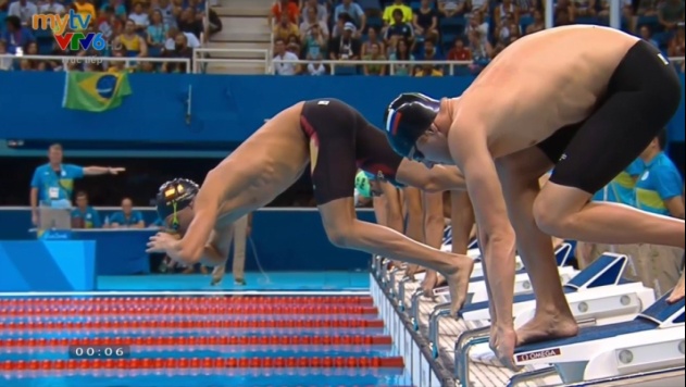 VDV Tay Ban Nha khoc vi tuong bi loai sau khi pham luat hinh anh