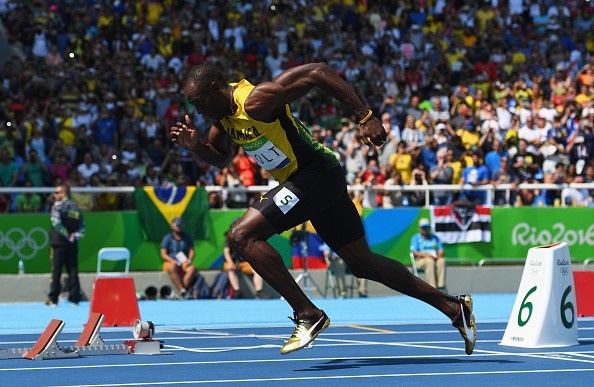 Video Usain Bolt chay vong ban ket 200 m nam hinh anh