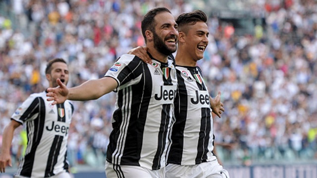 Higuain lap cu dup giup Juventus thang dam Sassuolo hinh anh