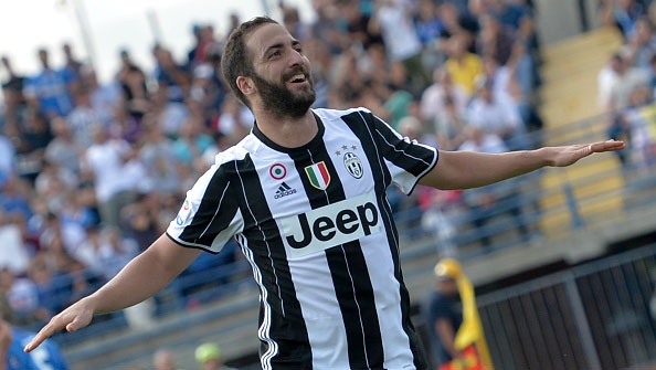 Higuain lap cu dup giup Juventus thang dam Empoli hinh anh