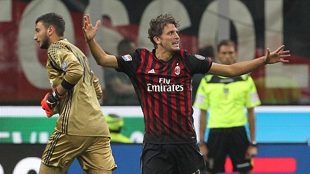 Man loi nguoc dong kich tinh cua AC Milan truoc Sassuolo hinh anh