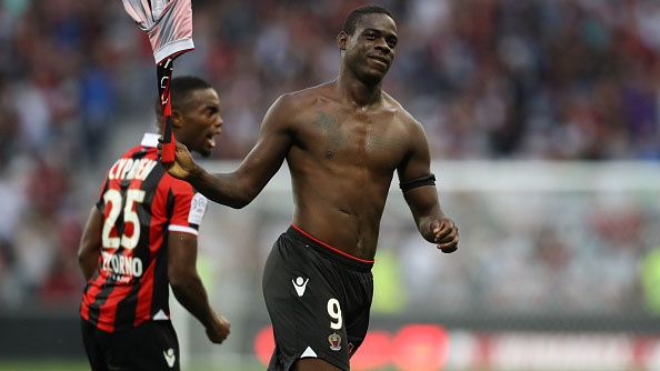 Hai the vang lang xet cua Balotelli hinh anh