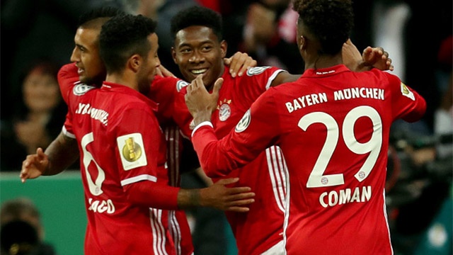 Philipp Lahm ghi ban dep mat giup Bayern thang Augsburg 2-1 hinh anh