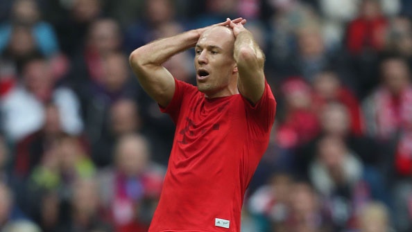 Bayern vat va gianh 1 diem nho doi thu phan luoi hinh anh